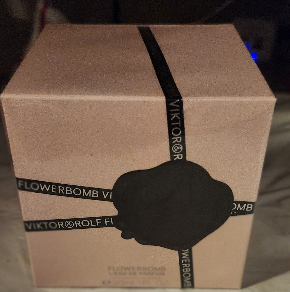 NIB-Flowerbomb By Viktor & Rolf E.D.P - 1.0FL OZ - Picture 8 of 9